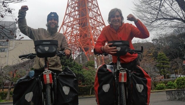 Am Ziel: Nach 284 Tagen am Drahtesel ging die Reise für Elias und Fabio vor dem Tokyo Tower zu Ende. (Bild: Privat)