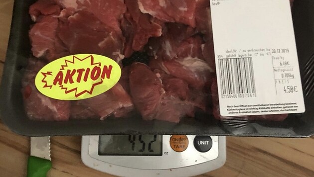 Nur 452 Gramm Fleisch, inklusive Verpackung - dabei sollten 706 Gramm Fleisch enthalten sein (Bild: Christian Schulter)