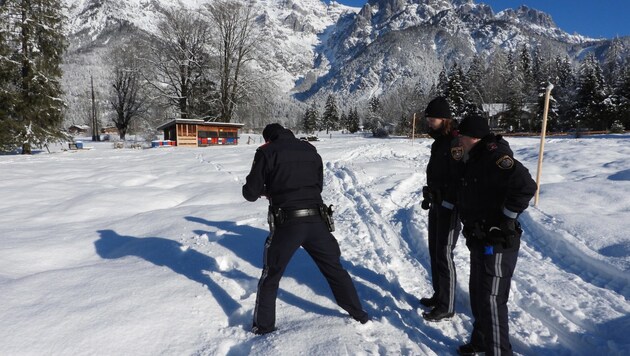 Polizisten bei der Spurensicherung in St. Ulrich im Bereich der Loipentrasse. (Bild: ZOOM.TIROL)