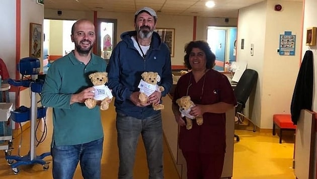 Spielsachen und Stoffbären - die so genannten Grecolinos - wurden auf den Kinderstationen der Krankenhäuser verteilt. (Bild: Griechenlandhilfe.at)