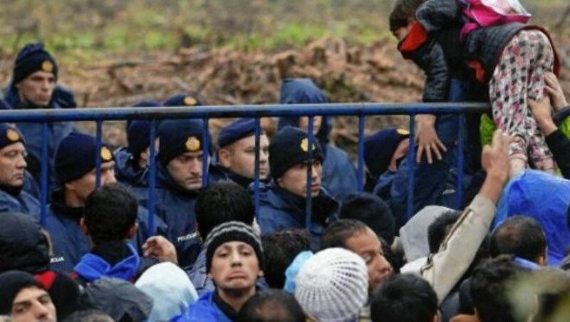 An Kroatiens EU-Schengen-Außengrenzen zu Serbien und Bosnien spielen sich immer wieder emotionale Szenen ab. (Bild: APA-PictureDesk)