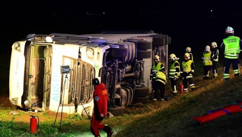 Das Schwerfahrzeug im Straßengraben - zur Rettung der Verletzten musste die Windschutzscheibe aufgesägt werden. (Bild: P. Huber)