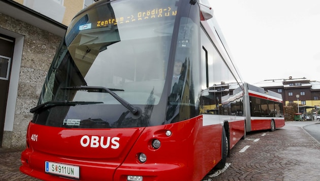 Der Mann kam zwischen den Achsen des O-Bus zum Liegen. (Bild: Markus Tschepp)