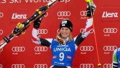 Winner, Austria's Marlies Schild celebrates on podium next to 2nd placed Mikaela Shiffrin (L) of the US and 3rd placed Germany's Maria Hoefl-Riesch (R) after competing in the Women FIS Alpine skiing World cup slalom in Lienz, Austria on December 29, 2013. AFP PHOTO / SAMUEL KUBANI (Photo by SAMUEL KUBANI / AFP) (Bild: AFP)