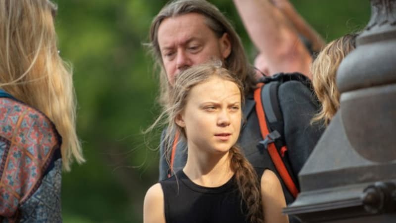 Stets ein Auge auf seine Tochter: Svante und Greta Thunberg (Bild: AFP)