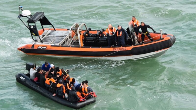 Die französische Küstenwache rettet Flüchtlinge in Seenot auf dem Ärmelkanal (Archivbild August 2019). (Bild: APA/AFP/MARINE NATIONALE)