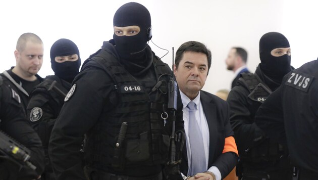 Unter den Beschuldigten im Mordfall Kuciak ist unter anderem der umstrittene slowakische Unternehmer Marian Kocner (im Bild mit orangefarbener Schleife am Arm). (Bild: AP)