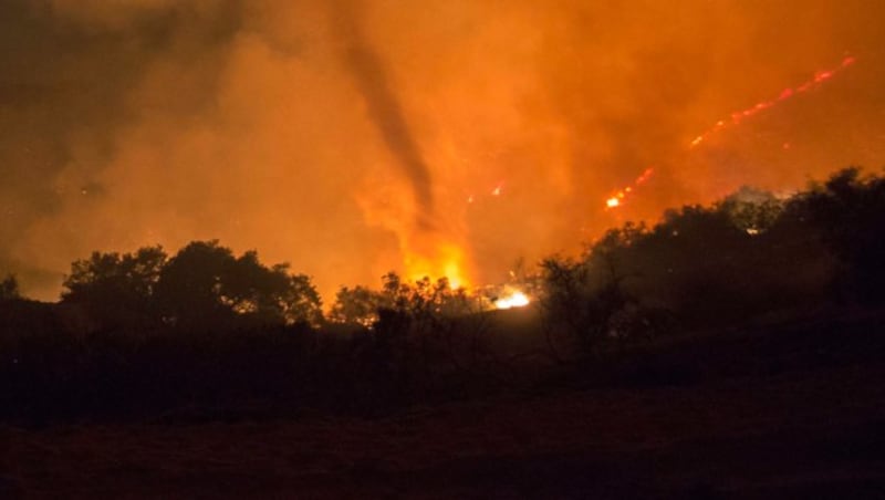 Ein Feuertornado wütete vergangenes Jahr auch im US-Bundesstaat Kalifornien. (Bild: AFP (Symbolfoto))