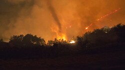 Ein Feuertornado wütete vergangenes Jahr auch im US-Bundesstaat Kalifornien. (Bild: AFP (Symbolfoto))