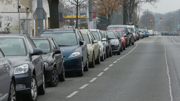 Parkplatzfrage: In Simmering entscheidet der Bezirk, ob das Pickerl ausgeweitet wird. (Bild: Tomschi Peter)