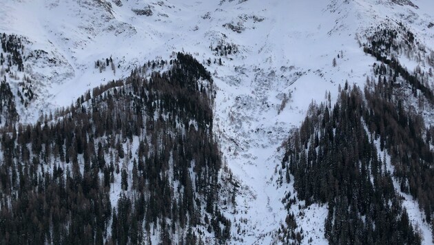 Ein 58-jähriger Deutscher ist im Bereich der Gamskarspitze im Verwallgebirge in St. Anton am Arlberg von einer Lawine erfasst und getötet worden. (Bild: APA/ZEITUNGSFOTO.AT/DANIEL LIEBL)