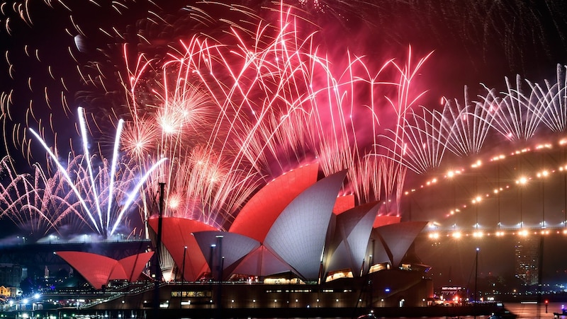 Wegen der geografischen Lage ist Sydney stets eine der ersten Großstädte weltweit, die das neue Jahr einläuten. Bereits um 21 Uhr Ortszeit (11 Uhr MEZ) wird das erste große Feuerwerk über dem Hafen abgeschossen, um Mitternacht folgt dann die Party. (Bild: AFP or licensors)