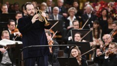 Dirigent Andris Nelsons an der Trompete (Bild: APA/HERBERT NEUBAUER)