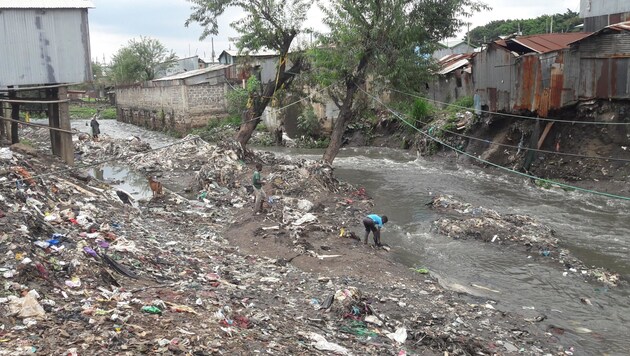 Vom Müllsammeln können Menschen in den Mukuru-Slums ganze Familien ernähren. (Bild: Robert Fröwein)