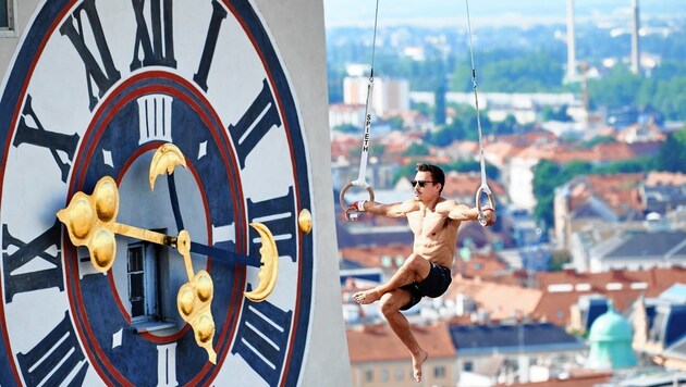 Vinzenz Höck, Österreichs Turner des Jahres 2019, absolvierte im Herbst für einen Promotion-Clip vorm Grazer Uhrturm ein spektakuläres Training. (Bild: Leo HAGEN)