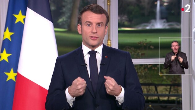 Viele Franzosen sehen ihren Präsidenten Emmanuel Macron „in einer Blase leben“. (Bild: APA/AFP/FRANCE 2)