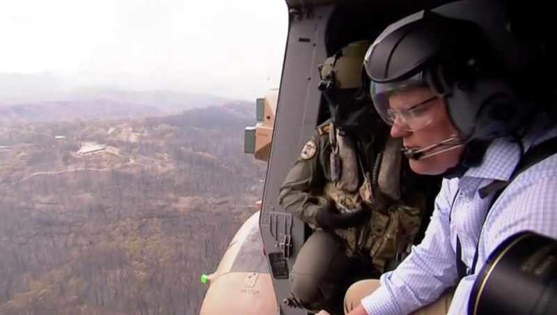 Australiens Premier Scott Morrison macht sich von einem Helikopter aus ein Bild über die dramatische Lage. (Bild: AAP)