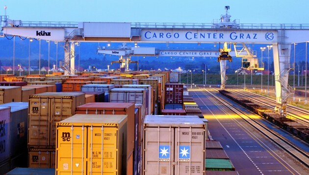 Der Außenhandel boomt: Das Cargo Center in Werndorf, südlich der Landeshauptstadt Graz, ist einer der Umschlagplätze der steirischen Wirtschaft. (Bild: Cargo Center Graz)