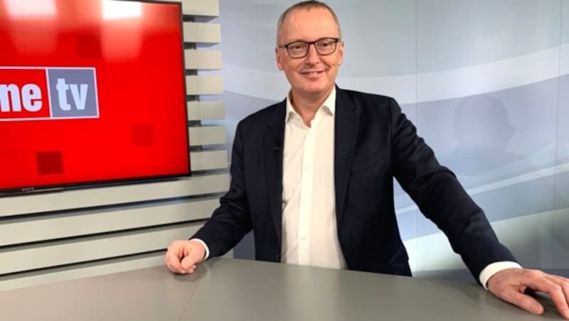 „Krone“-Chefredakteur Klaus Herrmann beim Studiotalk über das Regierungsprogramm (Bild: krone tv)