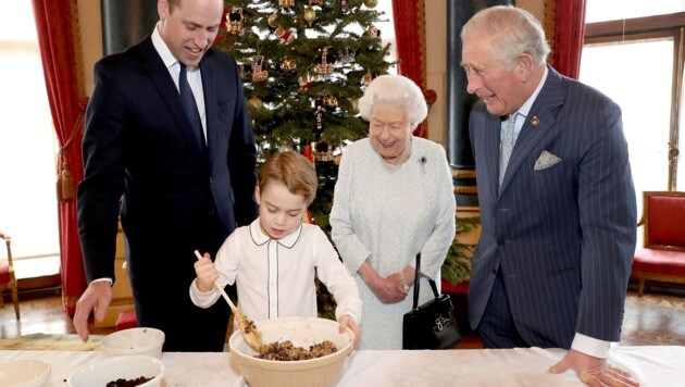 Prinz William und Prinz George mit Queen Elizabeth und Prinz Charles während eines vorweihnachtlichen Fototermins im Buckingham-Palast in London (Bild: AP)