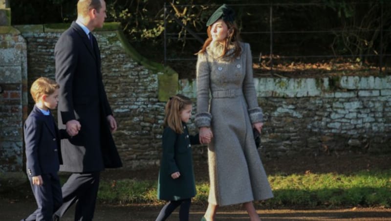 Herzogin Kate und Prinz William mit ihren Kindern George und Charlotte bei der Weihnachtsmesse in Sandringham (Bild: AP)