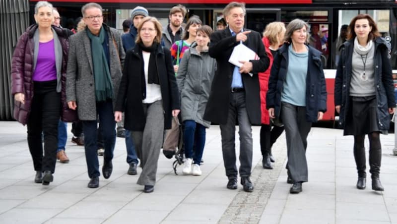 Die Parteispitze der Grünen vor Beginn des erweiterten Bundesvorstands am Freitag (Bild: APA/BARBARA GINDL)