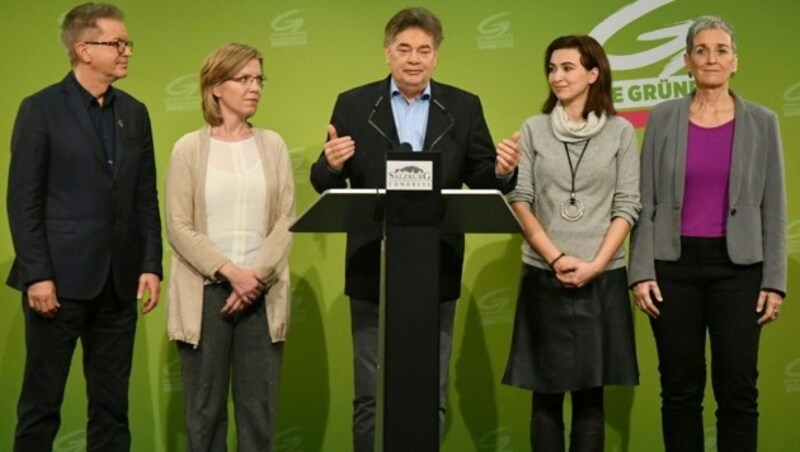 Rudolf Anschober, Leonore Gewessler, Grünen Bundessprecher Werner Kogler, Alma Zadic und Ulrike Lunacek (v.l.) informierten über das einstimmige Ergebnis im erweiterten Bundesvorstand. (Bild: APA/BARBARA GINDL)