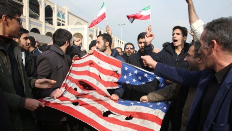 Am Rande des Freitagsgebets kam es im Iran zu zahlreichen Massendemonstrationen gegen die USA. Dabei wurden US-Flaggen zerstört. (Bild: APA/AFP/ATTA KENARE)