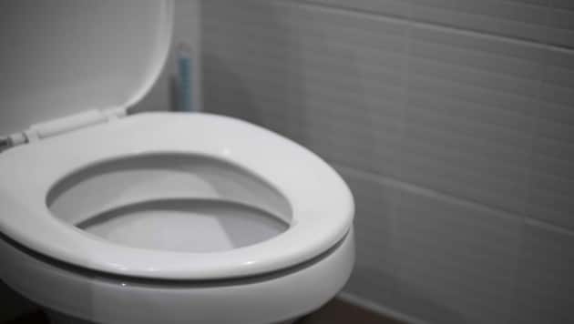 Die vier Schüler dürfen mittlerweile wieder ohne Auflagen die Toiletten aufsuchen. (Bild: stock.adobe.com)