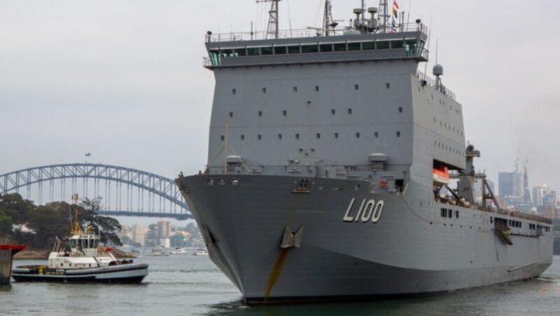 Die HMAS Choules auf dem Weg zum Evakuierungs-Einsatz in New South Wales (Bild: APA/AFP/ROYAL AUSTRALIAN NAVY/Benjamin RICKETTS)