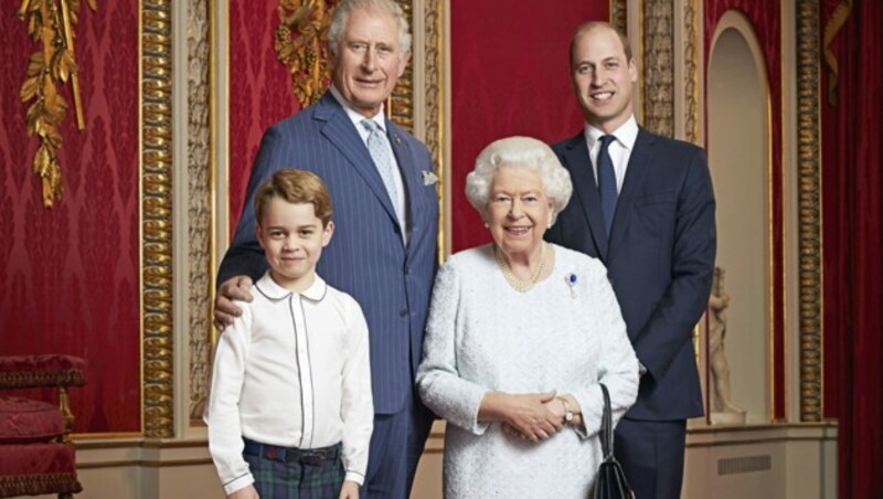 Queen Elizabeth II. mit ihren Nachfolgern Charles, William und George. (Bild: AFP)