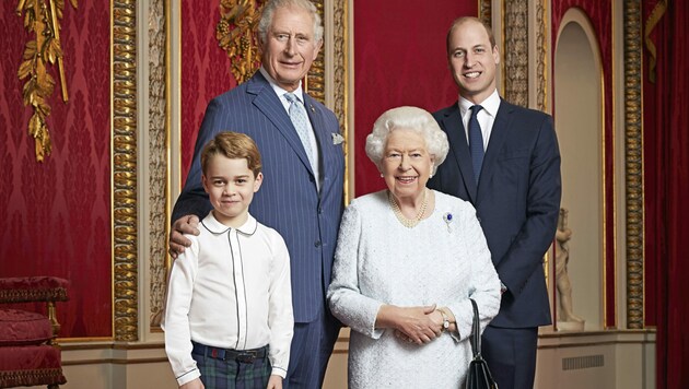 Die Queen versammelte zum Start in das neue Jahrzehnt alle ihre Thronfolger für ein Porträt im Thronsaal des Buckingham-Palasts. (Bild: AFP)