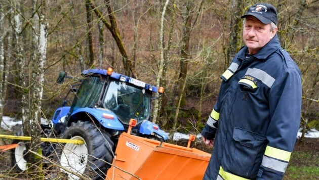 Feuerwehrkommandant Josef Haider vor dem verunglückten Traktor. (Bild: Dostal Harald)