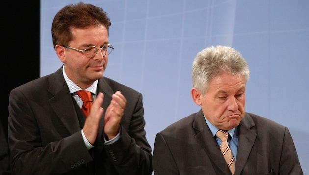 Das Bild aus 2003 sagt viel aus: Für ÖVP-Chef Josef Pühringer (r.) war die Koalition mit Rudi Anschober und den Grünen keine Liebesheirat. Sie hielt aber zwölf Jahre. (Bild: HEINZ-PETER BADER)