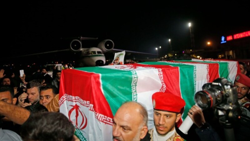 Soleimanis Leiche befindet sich mittlerweile in seinem Heimatland. Im Bild ist die Ankunft des Sargs am Ahvaz International Airport zu sehen. (Bild: APA/AFP/fars news/HOSSEIN MERSADI)