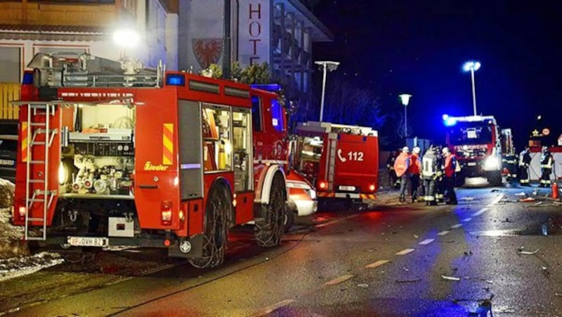 Rund 160 Einsatzkräfte von Feuerwehr, Polizei und Rettung standen nach dem Horrorunfall im beschaulichen Ort Luttach im Einsatz. (Bild: APA/FF LUTTACH)