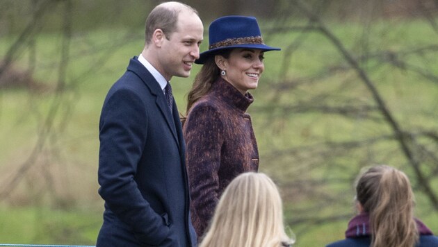 Herzogin Kate und Prinz William auf dem Weg zum Sonntagsgottesdienst in Sandringham (Bild: AP)
