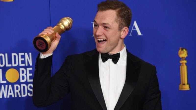 Taron Egertons Freude über einen Golden Globe war groß. (Bild: Chris Pizzello/Invision/AP)