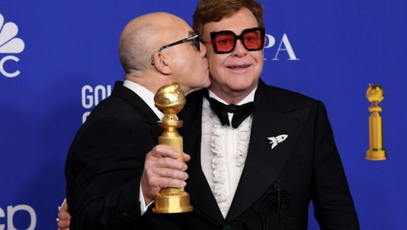 Ein Bussi von Bernie Taupin für Elton John (Bild: 2020 Getty Images)