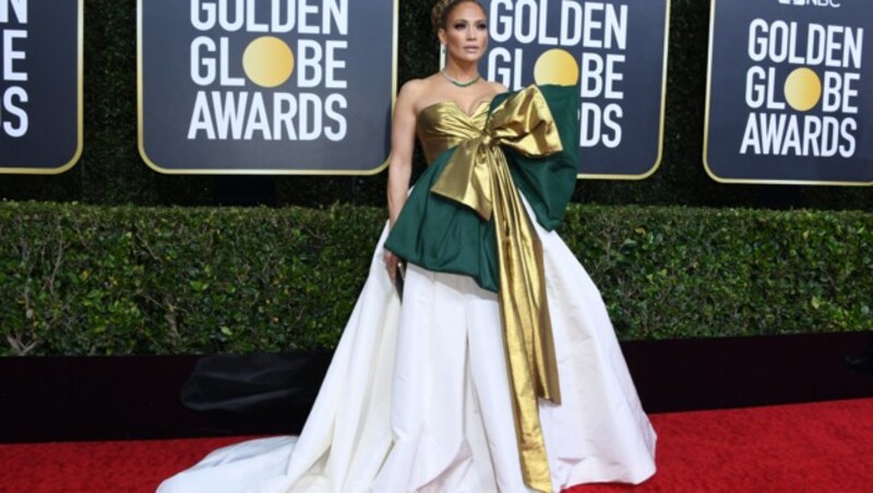 Jennifer Lopez wirkte in ihrer Valentino-Robe wie ein vergessenes Packerl unterm Christbaum. (Bild: AFP or licensors)