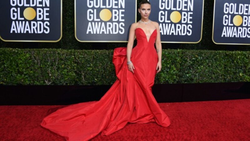 Scarlett Johansson zog in ihrer roten Vera-Wang-Robe alle Blicke auf sich. (Bild: AFP )