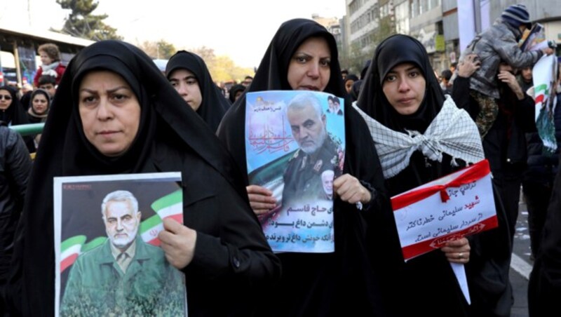 Nur einige der zahlreichen Poster mit dem beliebten Al-Quds-General bei der Massen-Trauerzeremonie in Teheran (Bild: AP)