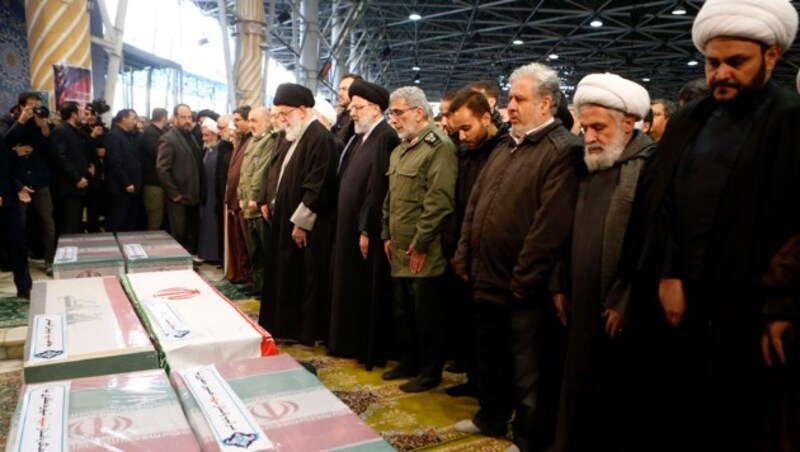 Vom Ayatollah geleitete Gebete vor den Särgen Soleimanis und seiner Mitstreiter (Bild: APA/AFP/IRANIAN SUPREME LEADER'S WEBSITE)