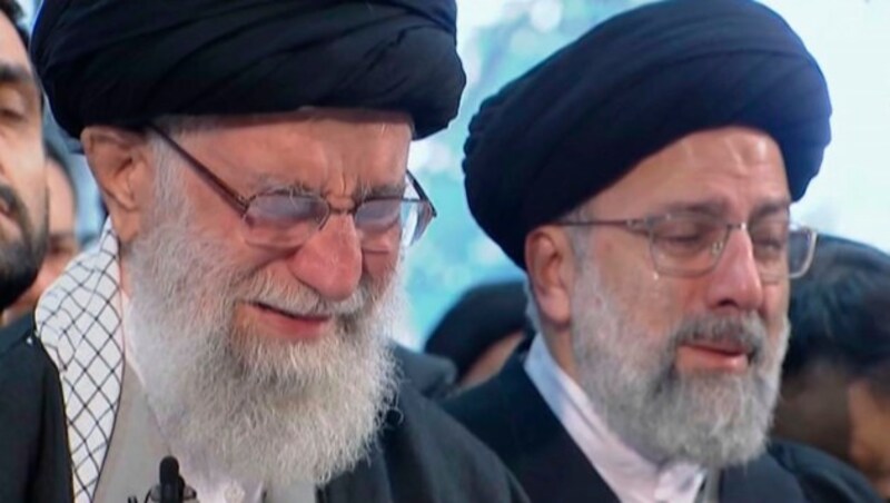 So hat das iranische Volk Ayatollah Ali Khamenei (links) noch nicht gesehen. (Bild: AP)