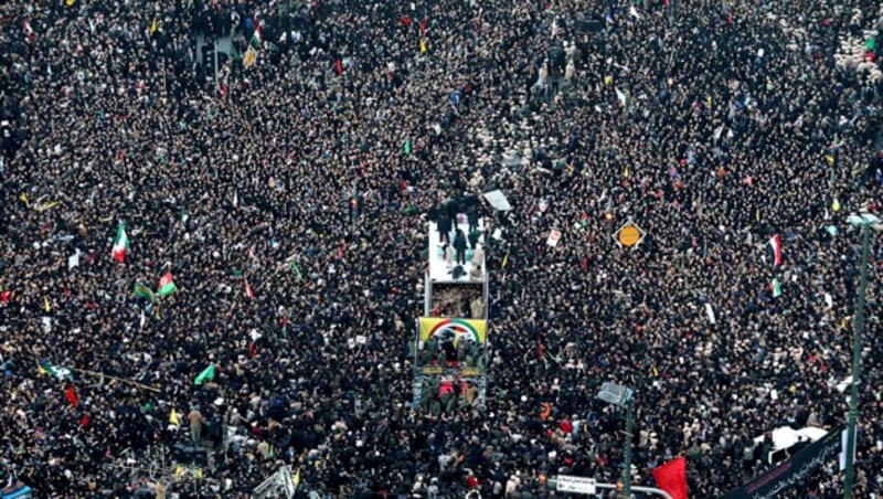 Der Trauerzug in Mashhad (Bild: AP)