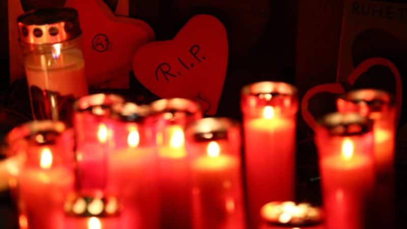 Kerzen und Herzen am Unfallort in Luttach (Bild: APA/AFP/PIERRE TEYSSOT)