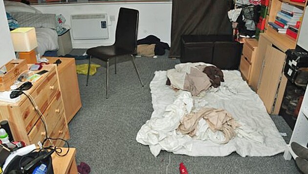 In dieser kleinen Wohnung in Manchester haben sich die unfassbaren Taten abgespielt. (Bild: Greater Manchester Police )