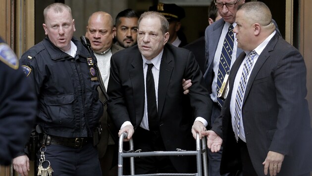 Harvey Weinstein stützte sich bei dem Gerichtstermin Anfang Jänner auf eine Gehhilfe. Er soll nach einem Autounfall an Rückenproblemen leiden. (Bild: The Associated Press)