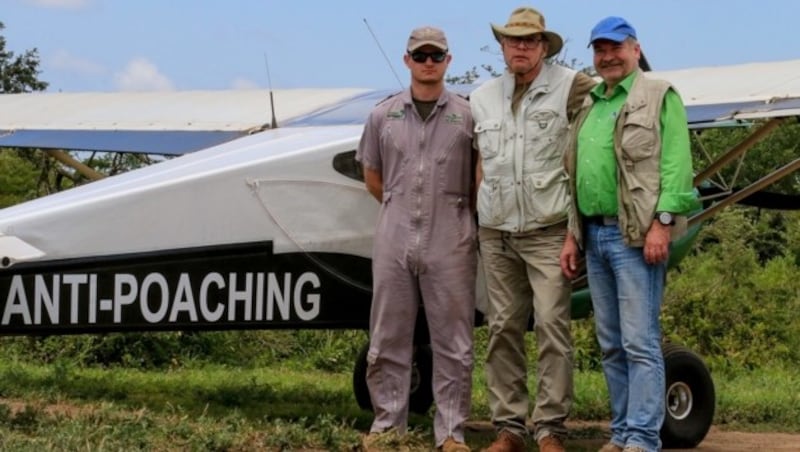 Heli Dungler (r.) mit „Krone“-Reporter Mark Perry (m.) und einem der Piloten. (Bild: KIM MCLEOD)