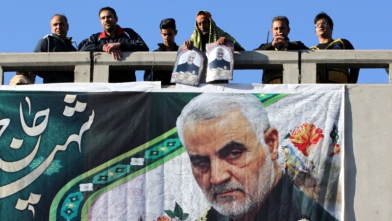 Auf dem Transparent: Der getötete iranische General Soleimani. (Bild: AFP)